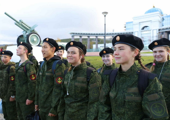 Старшеклассники Калининградской области ознакомились с особенностями службы в мотострелковых подразделениях