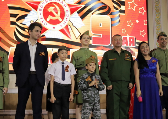 Творческий коллектив ансамбля «Южный форпост» российской военной базы выступил с концертной программой для студентов в Таджикистане