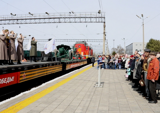 В Амурской области военнослужащие Восточного военного округа и курсанты ДВОКУ приняли участие во встрече ретропоезда «Победа»