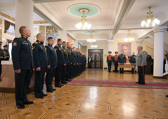 В Екатеринбурге накануне Дня Победы офицерам ЦВО вручили ведомственные награды