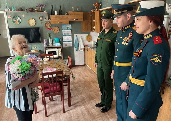 В Хакассии военные полицейские ЦВО поздравили фронтовую медсестру с Днем Победы