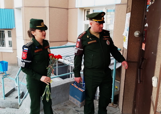 В Новосибирске военнослужащие военной полиции ЦВО  поздравили 99-летнего ветерана с наступающим Днем Победы