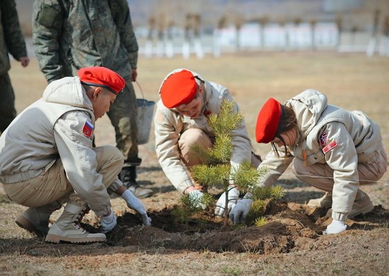 В ОКИК Улан-Удэ военнослужащие приняли участие в ежегодной экологической акции «Сад памяти»