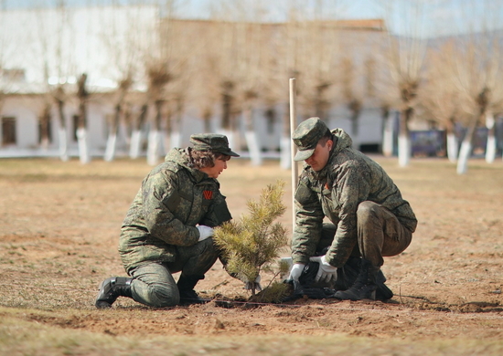 В ОКИК Улан-Удэ военнослужащие приняли участие в ежегодной экологической акции «Сад памяти»