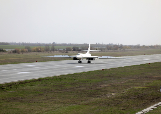 В Поволжье экипажи дальней авиации выполнили летную смену с принятой в эксплуатацию новой взлетно-посадочной полосы