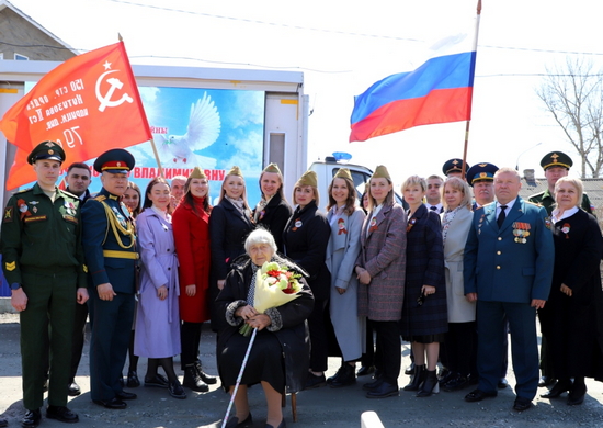 В преддверии Дня Победы военнослужащие армейского корпуса ВВО на Сахалине поздравляют ветеранов Великой Отечественной войны