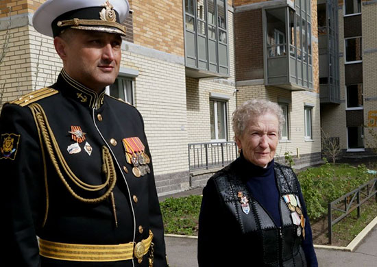 В Санкт-Петербурге слушатели высших офицерских классов ВМФ поздравили с оркестром ветерана Великой Отечественной войны