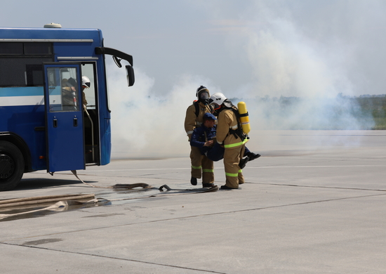 В Саратовской области прошло учение пожарных подразделений авиационного полка дальней авиации