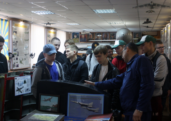 В Саратовской области военнослужащие дальней авиации провели сбор со школьниками