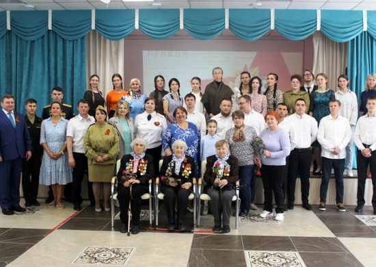 В школе имени Героя России генерал-лейтенанта В.Г. Асапова на Сахалине состоялся бал «Помним сердцем»