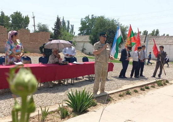 В Таджикистане военнослужащие ВС РФ провели урок мужества для школьников