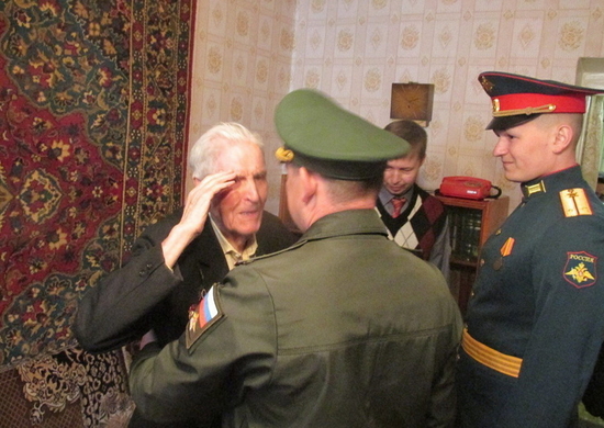В Ульяновске военные полицейские ЦВО накануне Дня Победы навестили ветерана Великой Отечественной войны