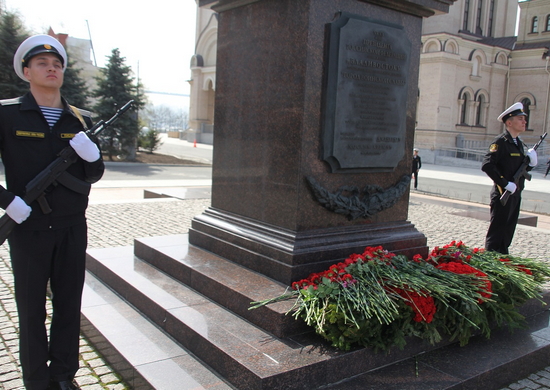 Во Владивостоке военнослужащие Тихоокеанского флота возложили венки и цветы к памятникам защитникам Отечества
