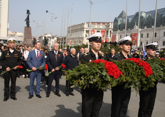 Во Владивостоке военнослужащие Тихоокеанского флота возложили венки и цветы к памятникам защитникам Отечества