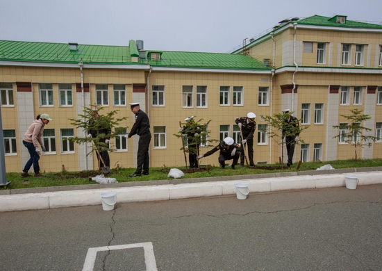 Во Владивостоке военные моряки посадили «Сад памяти»