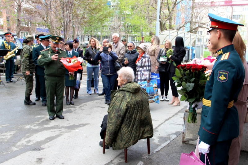 Военнослужащие армейского корпуса ВВО на Сахалине поздравили ветерана Великой Отечественной войны со 101 Днём рождения
