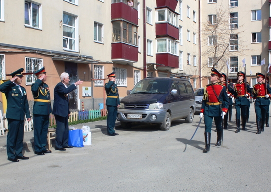 Военнослужащие армейского корпуса ВВО на Сахалине продолжают проводить мини-парады для ветеранов Великой Отечественной Войны