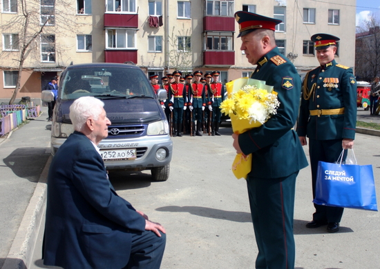 Военнослужащие армейского корпуса ВВО на Сахалине продолжают проводить мини-парады для ветеранов Великой Отечественной Войны