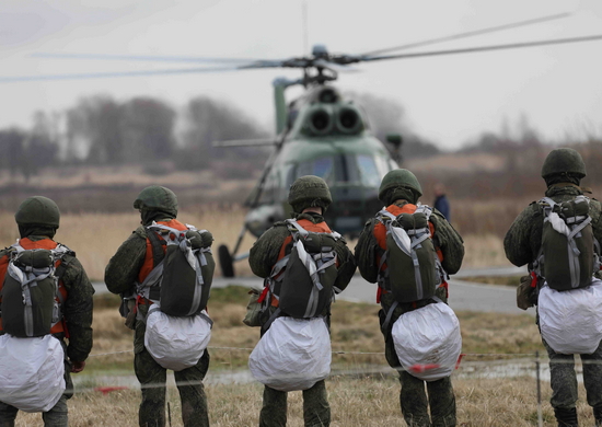 Военнослужащие Балтийского флота отрабатывают десантирование с транспортно-боевых вертолетов Ми-8
