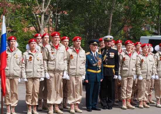 Военнослужащие Балтийского флота поздравили ветеранов с наступающим Днем Победы