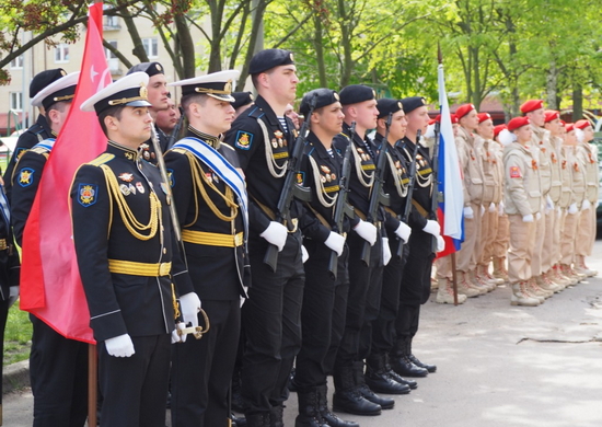 Военнослужащие Балтийского флота поздравили ветеранов с наступающим Днем Победы