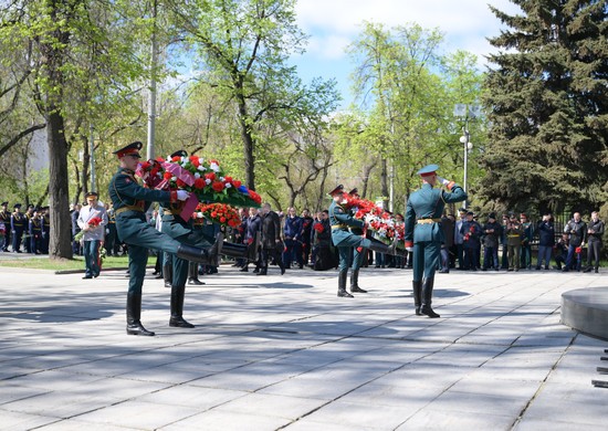 Военнослужащие ЦВО накануне Дня Победы возложили цветы к памятнику Маршала Победы Георгия Жукова в Екатеринбург