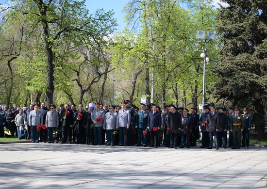 Военнослужащие ЦВО накануне Дня Победы возложили цветы к памятнику Маршала Победы Георгия Жукова в Екатеринбург