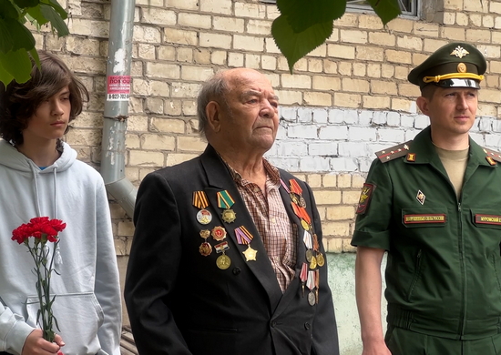 Военнослужащие ЦВО поздравили ветерана Великой Отечественной войны с Днем Побед