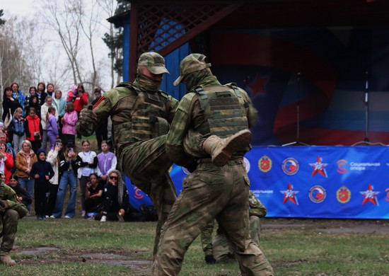 Военнослужащие ЦВО приняли участие в проекте «Любить Родину!» в Новосибирске