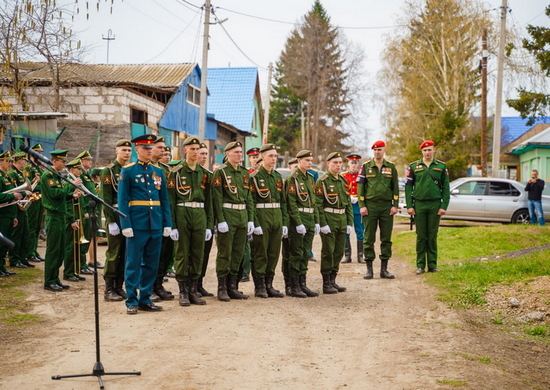 Военнослужащие ЦВО провели мини-парад для фронтовика  в Кемеровской области