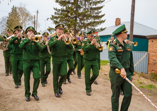 Военнослужащие ЦВО провели мини-парад для фронтовика  в Кемеровской области