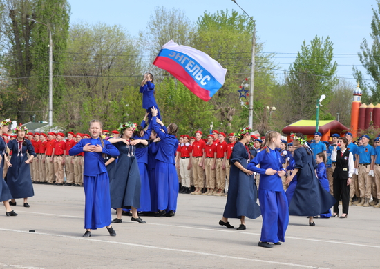 Военнослужащие дальней авиации приняли участие в смотре юнармейских отрядов в Саратовской области
