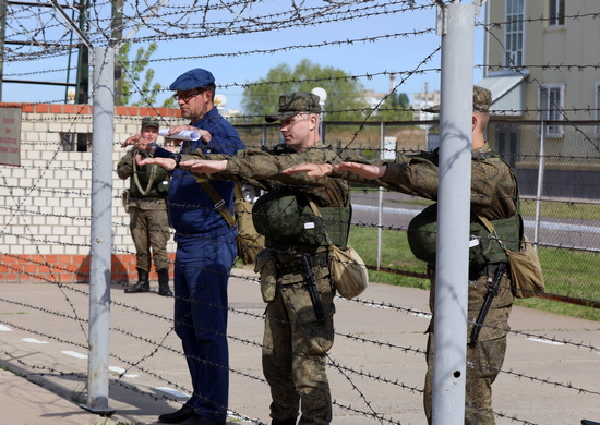 Военнослужащие дальней авиации провели экскурсию по авиационному полку для школьников в Саратовской области