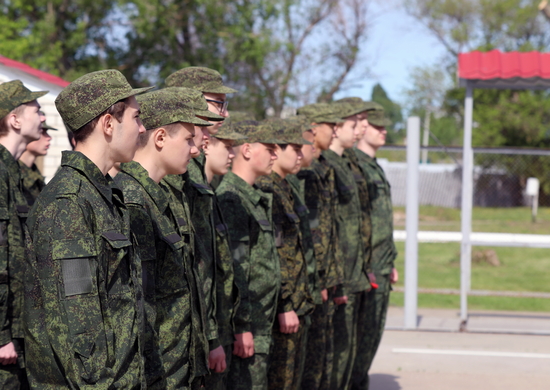 Военнослужащие дальней авиации провели экскурсию по авиационному полку для школьников в Саратовской области