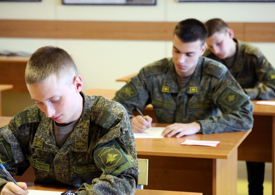 Военнослужащие дальней авиации проводят занятия с молодым пополнением
