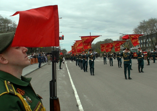Военнослужащие ДВОКУ возглавили торжественное шествие, посвященное 78 летию Победы в Великой Отечественной войне в Благовещенске Амурской области