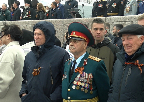 Военнослужащие ДВОКУ возглавили торжественное шествие, посвященное 78 летию Победы в Великой Отечественной войне в Благовещенске Амурской области