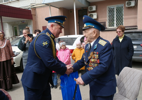 Военнослужащие Энгельсского соединения дальней авиации поздравили ветеранов Великой Отечественной войны с Днём Победы