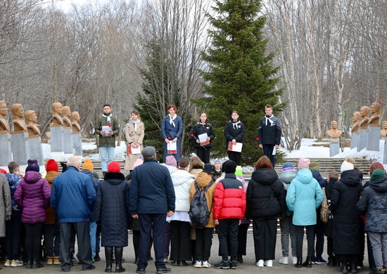 Военнослужащие объединения ВВС и ПВО Северного флота и юнармейцы приняли участие в акции «Кольцо памяти»