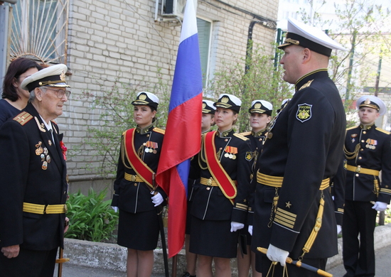 Военнослужащие Тихоокеанского флота организовали мини-концерт для ветерана Великой Отечественной войны во дворе его дома во Владивостоке