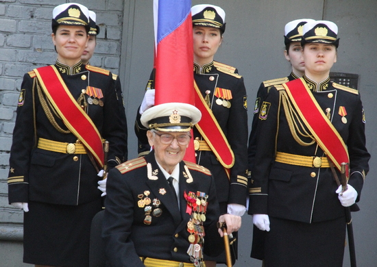 Военнослужащие Тихоокеанского флота организовали мини-концерт для ветерана Великой Отечественной войны во дворе его дома во Владивостоке