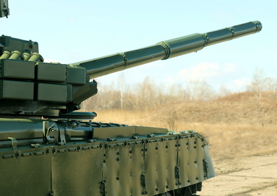 Военнослужащие ВВО совершенствуют навыки вождения танков Т-80 на полигоне в Республике Бурятия