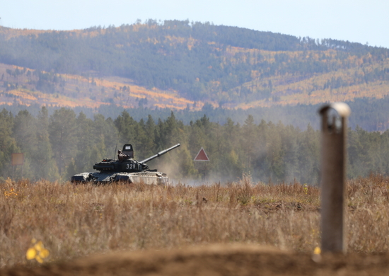 Военнослужащие ВВО в составе экипажей танков в Забайкалье учатся уничтожать бронетехнику противника с закрытых огневых позиций