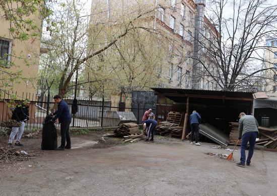 Военные коммунальщики провели субботники на объектах Минобороны России