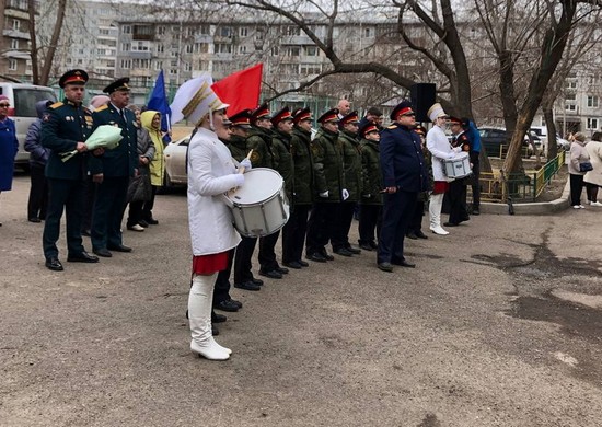 Военные полицейские ЦВО накануне Дня Победы организовали мини-концерты для фронтовиков в Красноярске