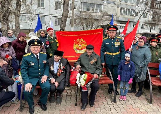 Военные полицейские ЦВО накануне Дня Победы организовали мини-концерты для фронтовиков в Красноярске