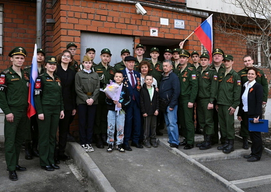 Военные полицейские ЦВО поздравили с Днем Победы одновременно 7 фронтовиков, проживающих в Иркутске