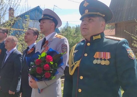 Военные полицейские ЦВО поздравили ветерана ВОВ  с наступающим Днем Победы