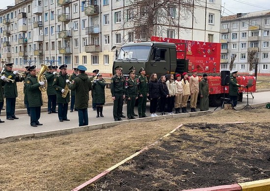 Военные полицейские ЦВО продолжают чествование накануне Дня Победы ветеранов и тружеников тыла, проживающих в Красноярском крае