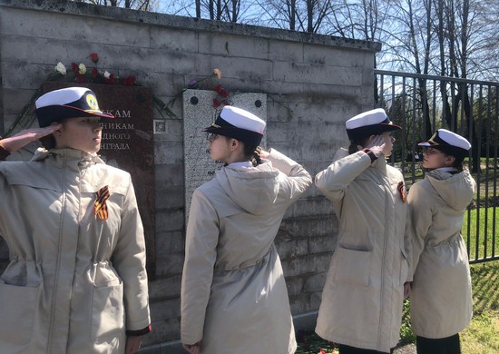 Воспитанницы Санкт-Петербургского Пансиона Минобороны России заступили в Почетный караул на Пискаревском мемориальном кладбище